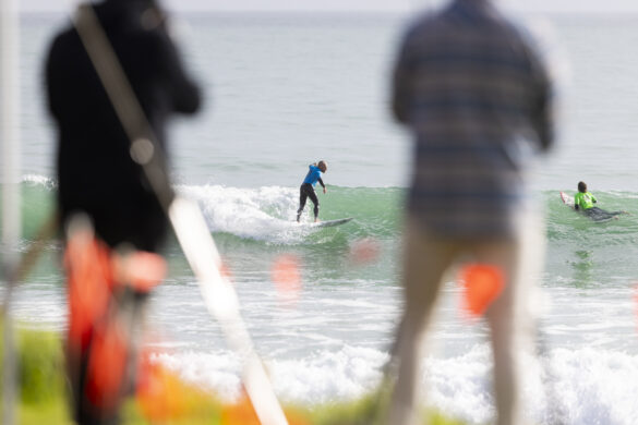 Tom Carroll surfs a heat.